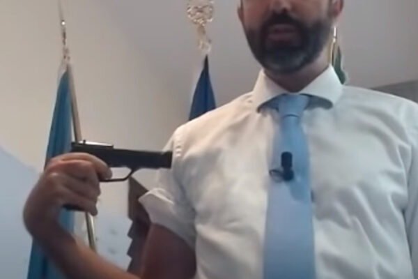 Il no-vax Barillari punta una pistola contro se stesso: “Il vaccino è una roulette russa”