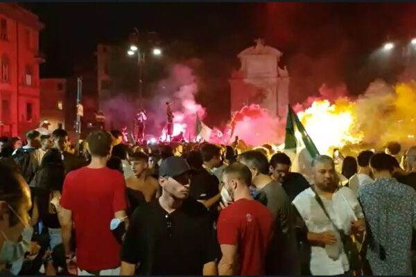 L’Italia è campione d’Europa, nella notte di Roma c’è la festa ma anche incidenti e feriti