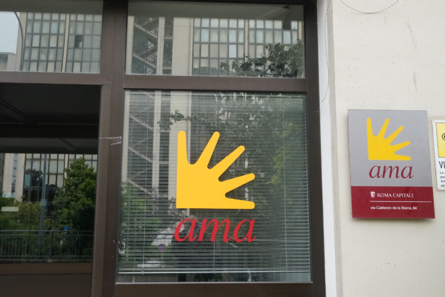 Roma, al via la sostituzione dei cassonetti stradali. I nuovi colori per la differenziata