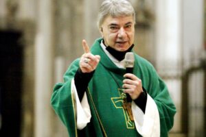 Chiesa e Don Abbondio, il vescovo di Napoli: “Noi la camorra la guardiamo in faccia e non pieghiamo la schiena”