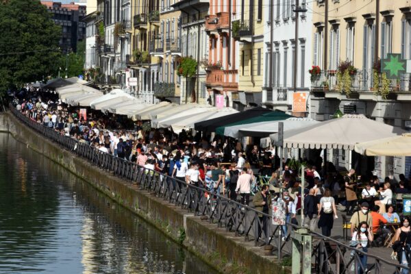 DOMENICA DI SOLE NEL QUARTIERE NAVIGLI
MOVIDA ASSEMBRAMENTO ASSEMBRAMENTI