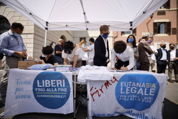 Referendum su eutanasia e giustizia, è boom di firme: oltre 300mila raccolte in pochi giorni
