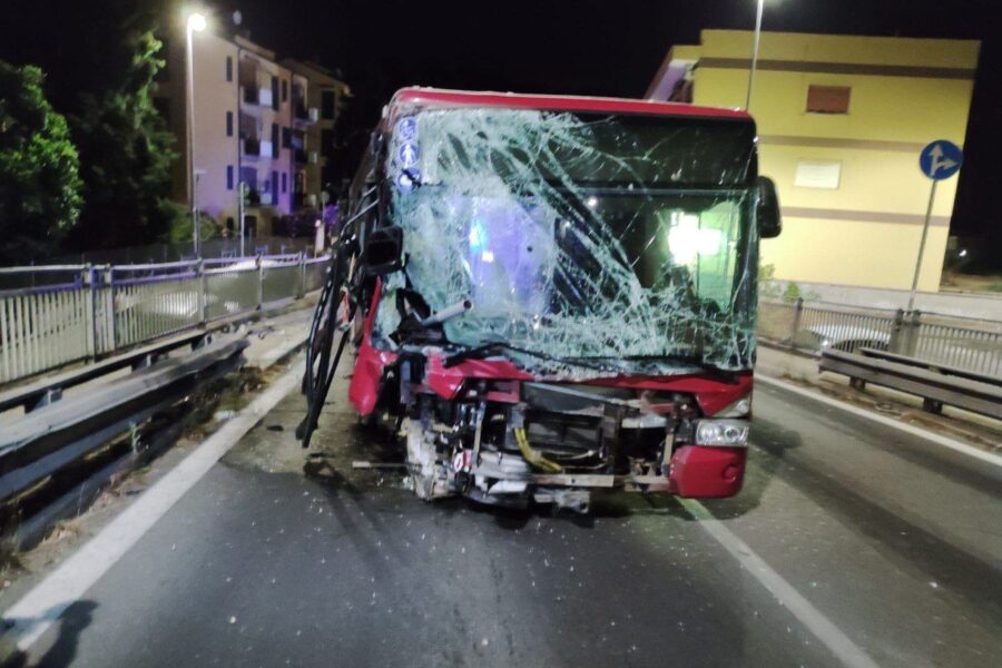 Perde il controllo del bus Atac e si schianta contro auto in sosta: l’incidente in via della Giustiniana