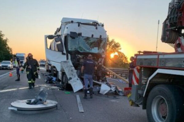 Scontro fatale all’alba, schianto tra mezzo pesante e auto: un morto