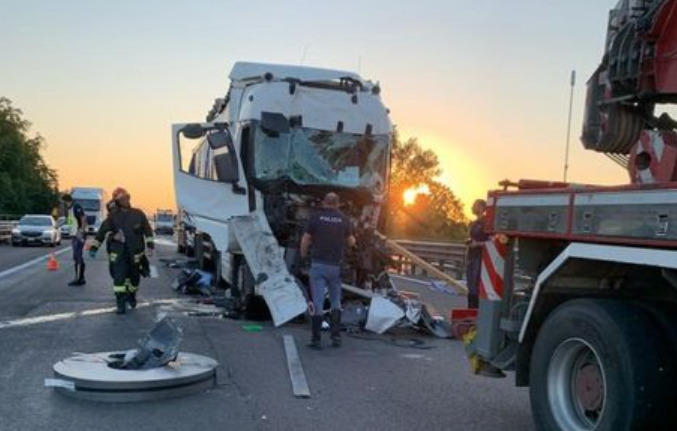 Scontro fatale all’alba, schianto tra mezzo pesante e auto: un morto