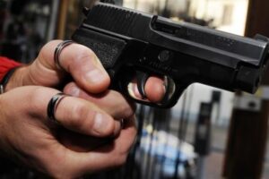 Poliziotto spara a un 18enne per vendicare il figlio dopo una lite tra giovani