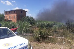 Incendio nel campo rom di Salone: a rischio anche le abitazioni – FOTO E VIDEO –