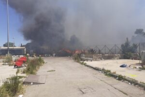 Incendio nel campo rom di Salone: a rischio anche le abitazioni – FOTO E VIDEO –