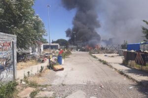 Incendio nel campo rom di Salone: a rischio anche le abitazioni – FOTO E VIDEO –