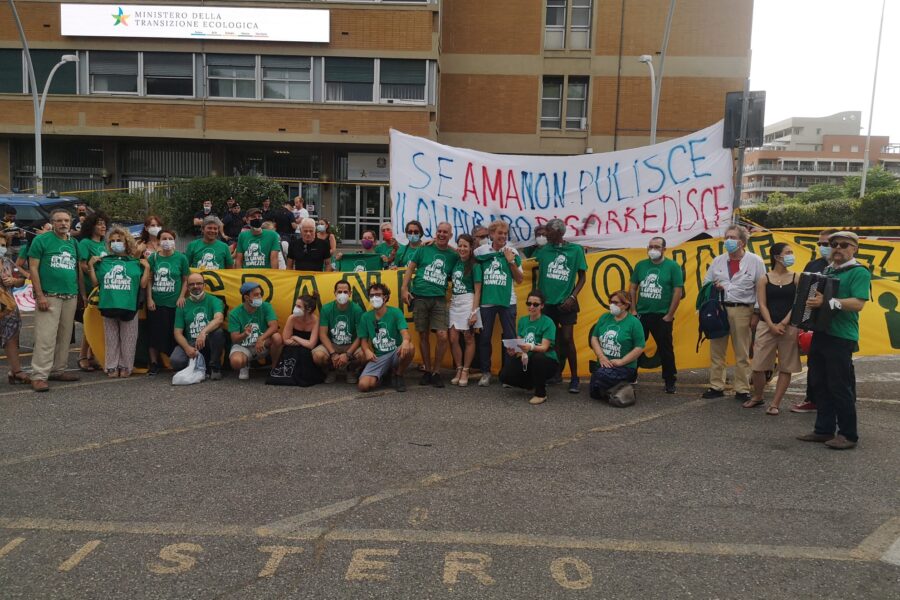 Rifiuti, “La grande Monnezza” arriva al Ministero. Cittadini delusi: “Il problema nelle mani del Prefetto”