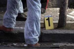 Agguato a Napoli, la pioggia non ferma i killer: uomo ammazzato a Ponticelli