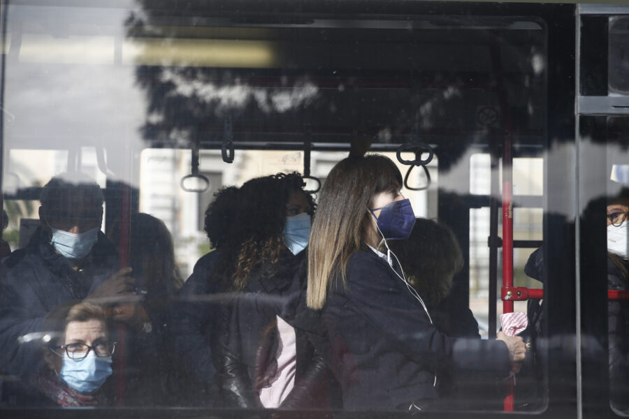 Vaccini ai ragazzi, meglio puntare su bus più sicuri