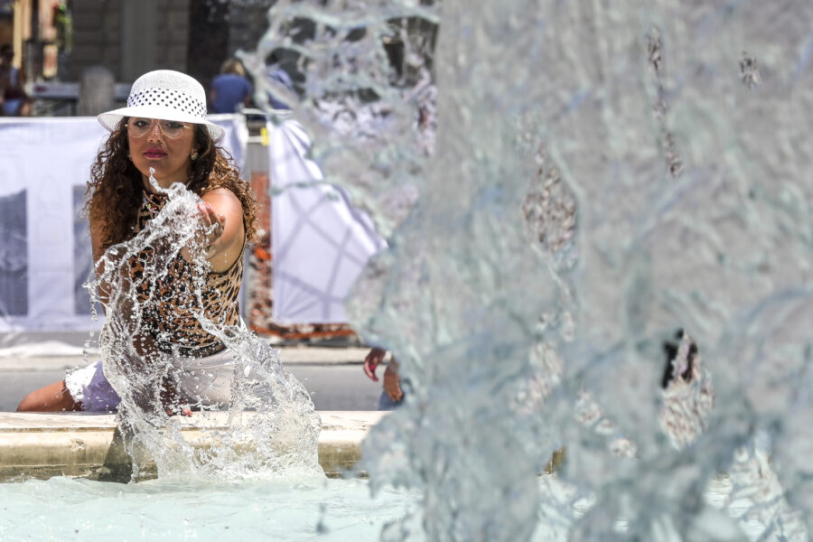 GIORNATA DI CALDO AFOSO, AFA, CALURA, CALDO ESTIVO, GETTO ACQUA, ACQUA, FONTANA, REFRIGERIO