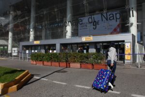ESTERNI AEROPORTO INTERNAZIONALE DI CAPODICHINO A NAPOLI PASSEGGERO PASSEGGERI BAGAGLIO BAGAGLI
