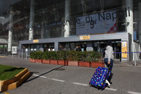 ESTERNI AEROPORTO INTERNAZIONALE DI CAPODICHINO A NAPOLI PASSEGGERO PASSEGGERI BAGAGLIO BAGAGLI