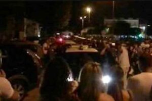 Accoltellato durante i festeggiamenti per l’Italia, 19enne colpito all’addome: caroselli macchiati dal sangue