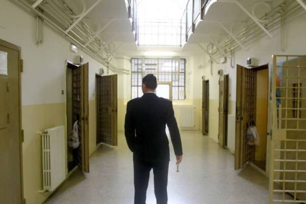 Non è il caldo a rendere infernali le prigioni, ma la politica