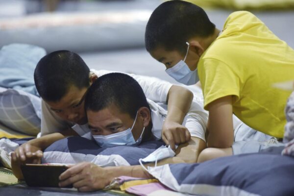 I giovani cinesi sono stufi di correre e si vogliono «sdraiare»