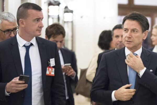 Casalino prima ‘vittima’ della guerra Conte-Grillo: chi può prendere il suo posto per la comunicazione 5 Stelle Casalino prima ‘vittima’ della guerra Conte-Grillo: chi può prendere il suo posto per la comunicazione 5 Stelle