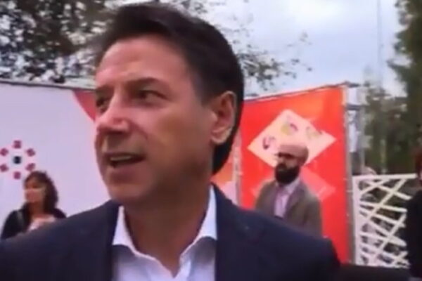 Conte, l’imbarazzante silenzio sul ddl Zan: sui diritti civili smorfie e occhiolini