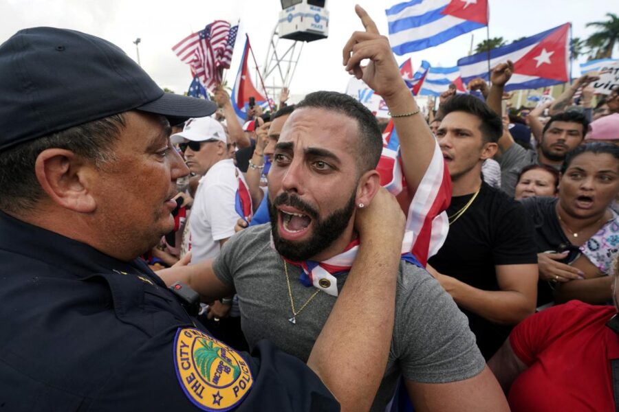 I cubani sono scesi in piazza e potrebbero restarci