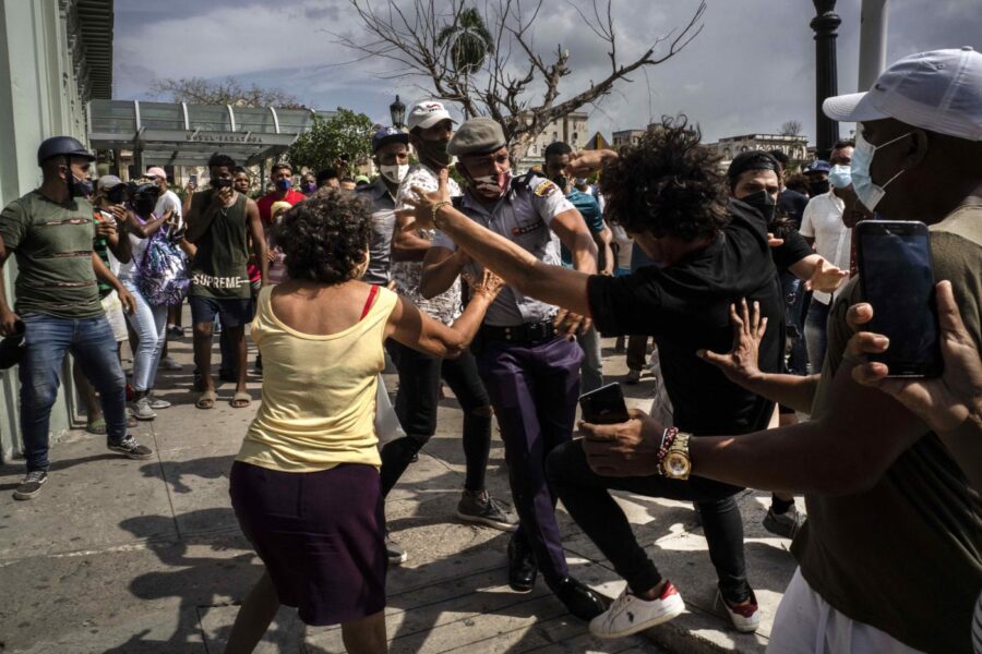 Rivolte a Cuba, migliaia in piazza contro dittatura e crisi economico-sanitaria: il regime risponde con la repressione
