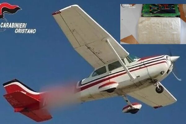 Cocaina lanciata dall’aereo, arrestato il ‘corriere dei cieli’ in stile Narcos: carico da 9 milioni trovato su un tetto