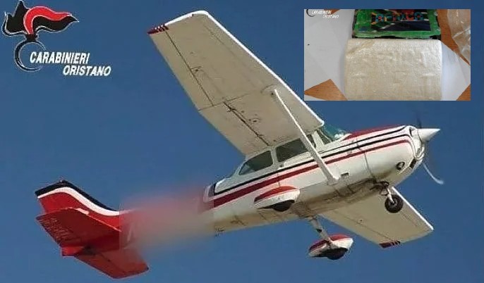 Cocaina lanciata dall’aereo, arrestato il ‘corriere dei cieli’ in stile Narcos: carico da 9 milioni trovato su un tetto