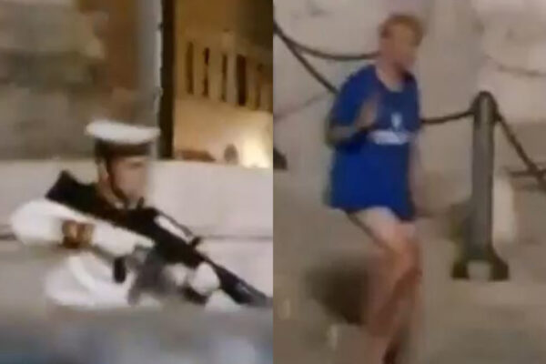 Roma, tifoso scavalca l’Altare della Patria e militare gli punta addosso il mitra