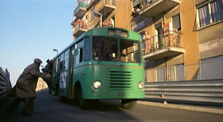 Roma ricorda Paolo Villaggio, sulla tangenziale arriva la targa. Raggi: “C’è Fantozzi in ognuno di noi”