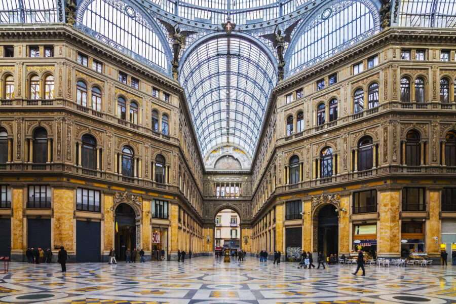 A 14 anni festeggia il compleanno sparando nella Galleria Umberto a Napoli: fuga e panico