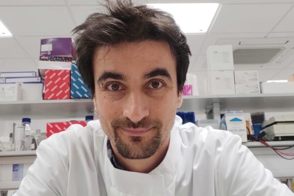 Variante Delta, il virologo Cambridge: “Quali sono i sintomi e perché è utile il vaccino”