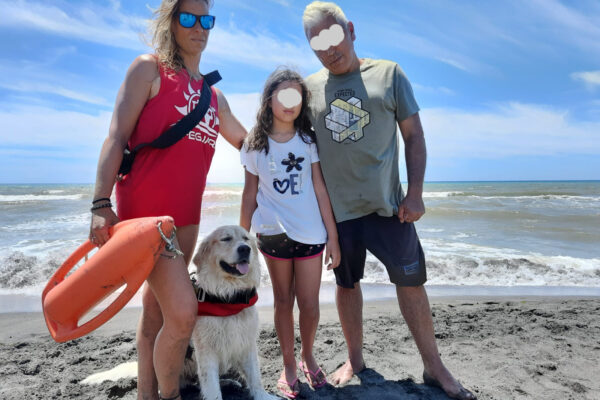 La bambina salvata in mare e il cane bagnino Botch