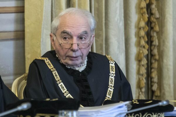 Pensione a condannati per mafia e terrorismo, la Consulta: “Revoca incostituzionale per chi sconta la pena fuori dal carcere”