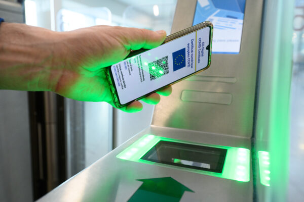 CERTIFICATI VERDI DIGITALI COVID-19 
CERTIFICATO VERDE DIGITALE PASSAPORTO VACCINALE PASSAPORTI VACCINALI
APP APPLICAZIONE SMARTPHONE QR CODE
FORMATO DIGITALE
ATTESTAZIONE DI NEGATIVITA’ AL TEST, GUARIGIONE O AVVENUTA VACCINAZIONE
GREEN PASS CERTIFICATE CERTIFICATO DIGITALE COVID UE UNIONE EUROPEA PARTENZA PARTENZE AEROPORTO
UE UNIONE EUROPEA LETTORE