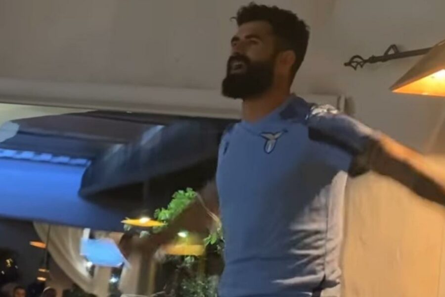 Hysai si presenta alla Lazio e canta “Bella Ciao”: è bufera tra i tifosi