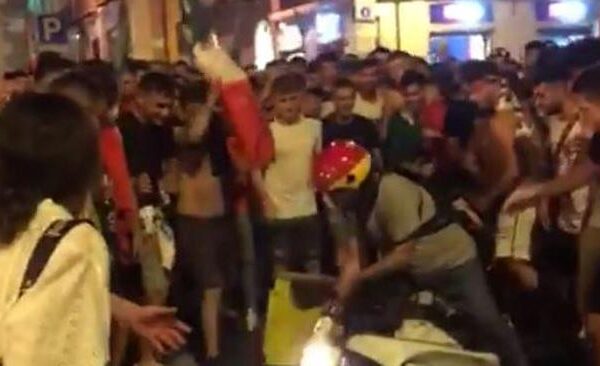 “Non so perché mi hanno colpito, forse per le pizze”, il rider aggredito durante i caroselli per Italia-Spagna