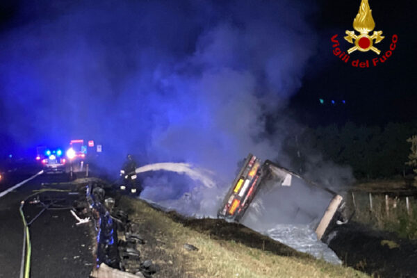 Tir si ribalta e prende fuoco, camionista muore carbonizzato nella cabina di guida: dramma sull’A14 Tir si ribalta e prende fuoco, camionista muore carbonizzato nella cabina di guida: dramma sull’A14