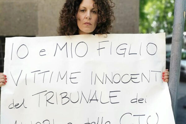 Il dramma di Laura, costretta a nascondersi poiché le vogliono strappare il figlio