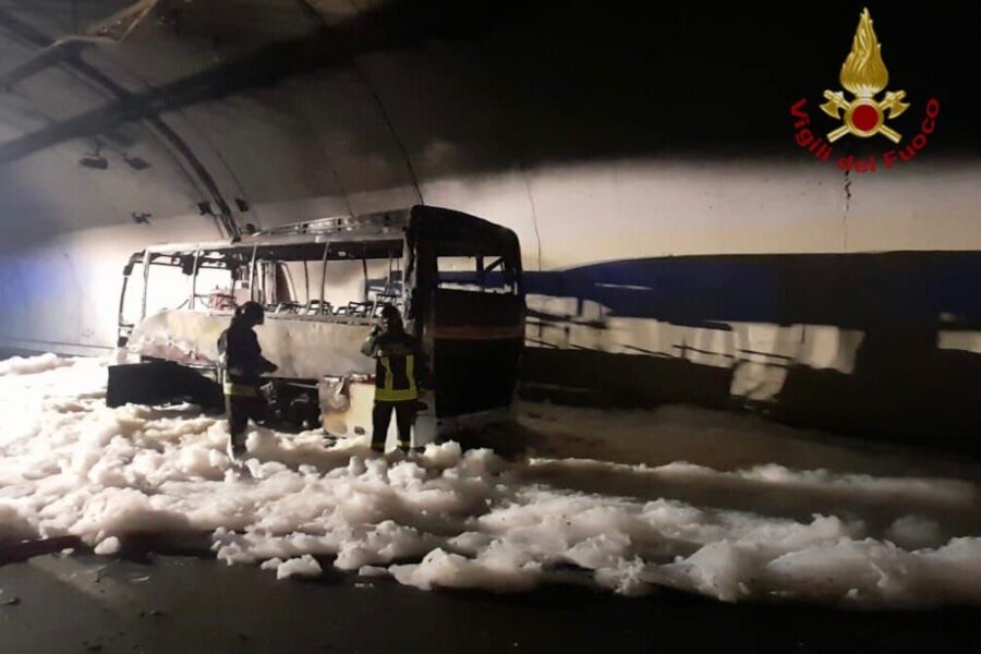 Autobus in fiamme con 25 bambini a bordo: l’autista eroe li salva tutti