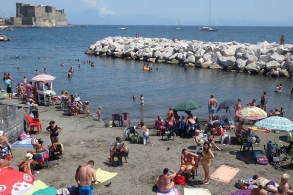 Perché a Napoli c’è il divieto di balneazione e fino a quando sarà in vigore