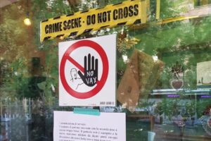“Non si entra nel locale senza vaccino”, l’iniziativa dell’enoteca finisce tra gli insulti: minacce di morte alla titolare