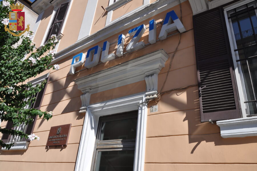 Rapina un giovane alla fermata della metro: arrestato 23enne