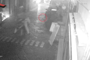 Rapinano Rolex ai turisti nei Quartieri Spagnoli, ‘traditi’ dallo smartphone e arrestati