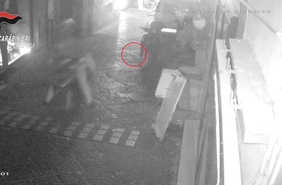 Rapinano Rolex ai turisti nei Quartieri Spagnoli, ‘traditi’ dallo smartphone e arrestati