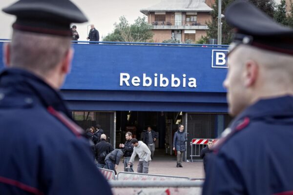 Morta alla fermata metro Rebibbia, era la compagna dell’uomo trovato cadavere in una valigia