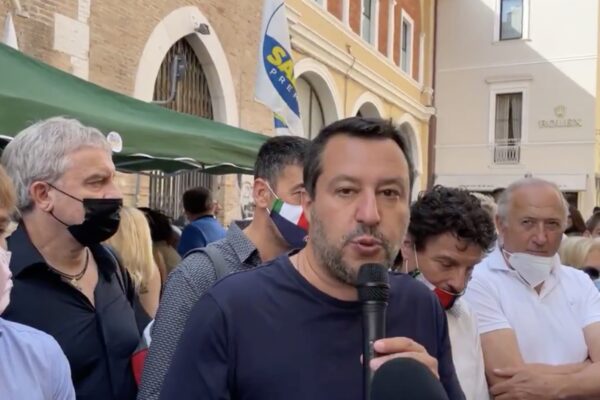 Salvini straparla di “razzismo contro giovani e discoteche”: l’ultima crociata della Lega