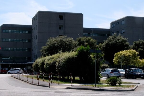 Blitz in carcere, detenuti trasferiti dopo la mattanza: “Non so dove sta mio figlio”