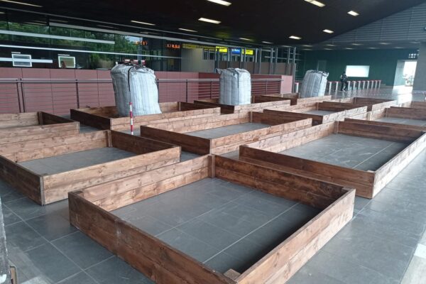 Stazione Tiburtina, al via lo sgombero di Piazzale Spadolini. Baobab: “Sostituiti esseri umani con fioriere anti-uomo”