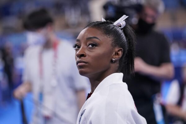 Cosa sono i twisties, i ‘demoni’ che hanno fermato la ginnasta Simone Biles